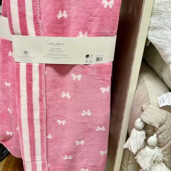 Laura Ashley Pink Bow Patterned Throw - Picture 2 of 2